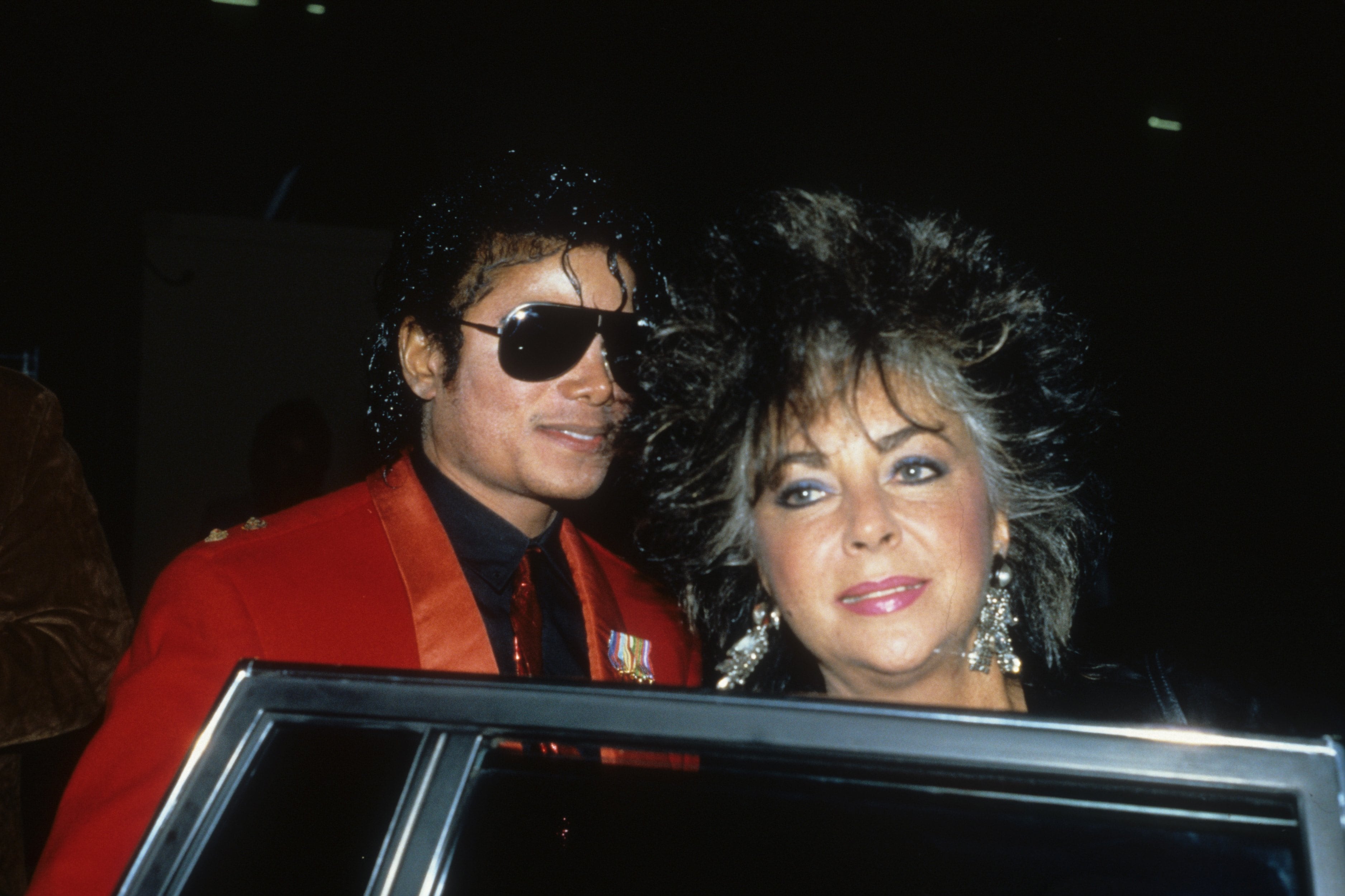 Michael Jackson y Elizabeth Taylor saliendo de una fiesta en 1986