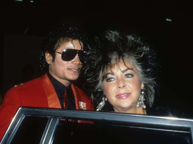 Michael Jackson y Elizabeth Taylor saliendo de una fiesta en 1986