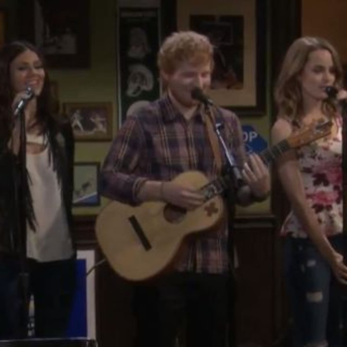 Ed Sheeran aparece en la tele y canta un cover de Britney Spears