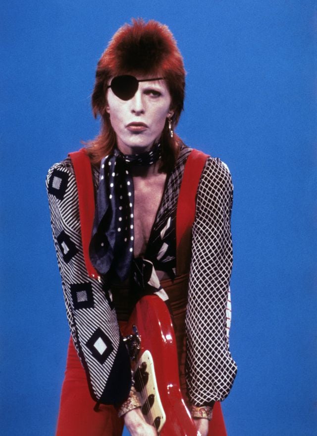 David Bowie, interpretando la canción &#039;Rebel Rebel&#039; en la televisión alemana en 1974.