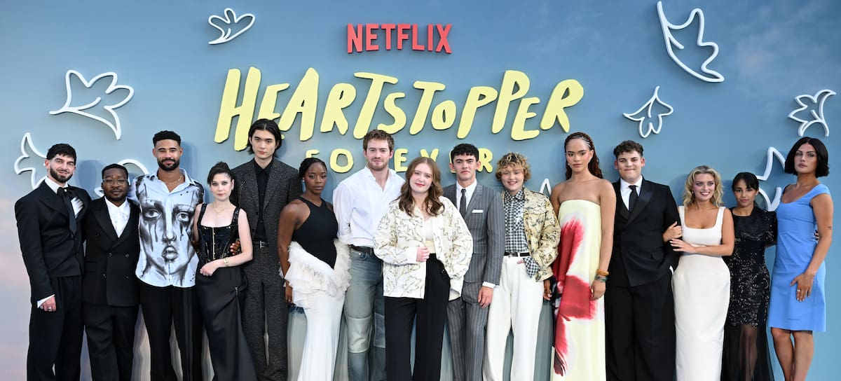 El reparto de 'Heartstopper Forever' y Alice Oseman en la premiere de la película.
