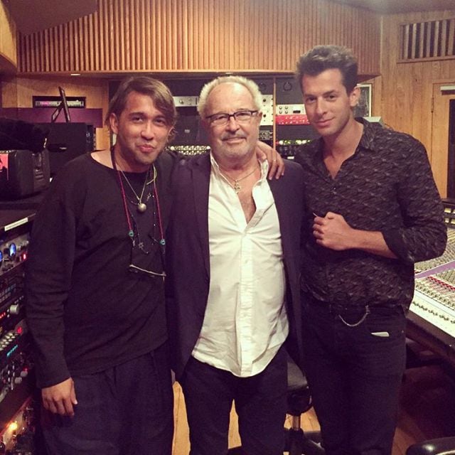 Mark Ronson con su padrastro Mick Jones y su hermanastro Alexander Dexter-Jones.