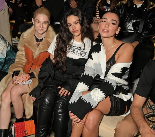 Rosalía con Dua Lipa y Hunter Schafer en el desfile de Burberry 2020