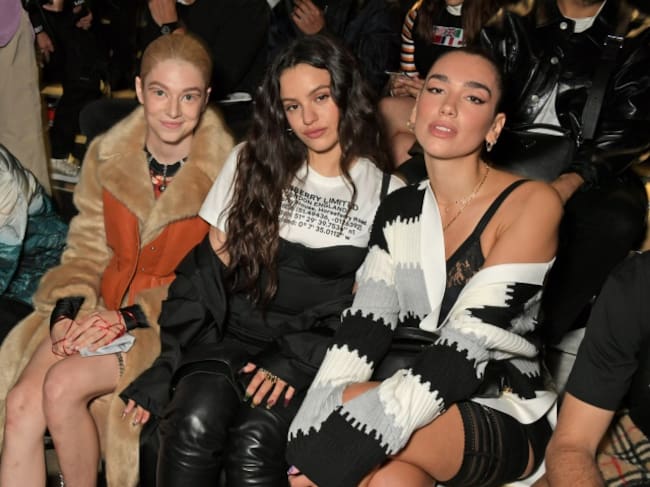 Rosalía con Dua Lipa y Hunter Schafer en el desfile de Burberry 2020