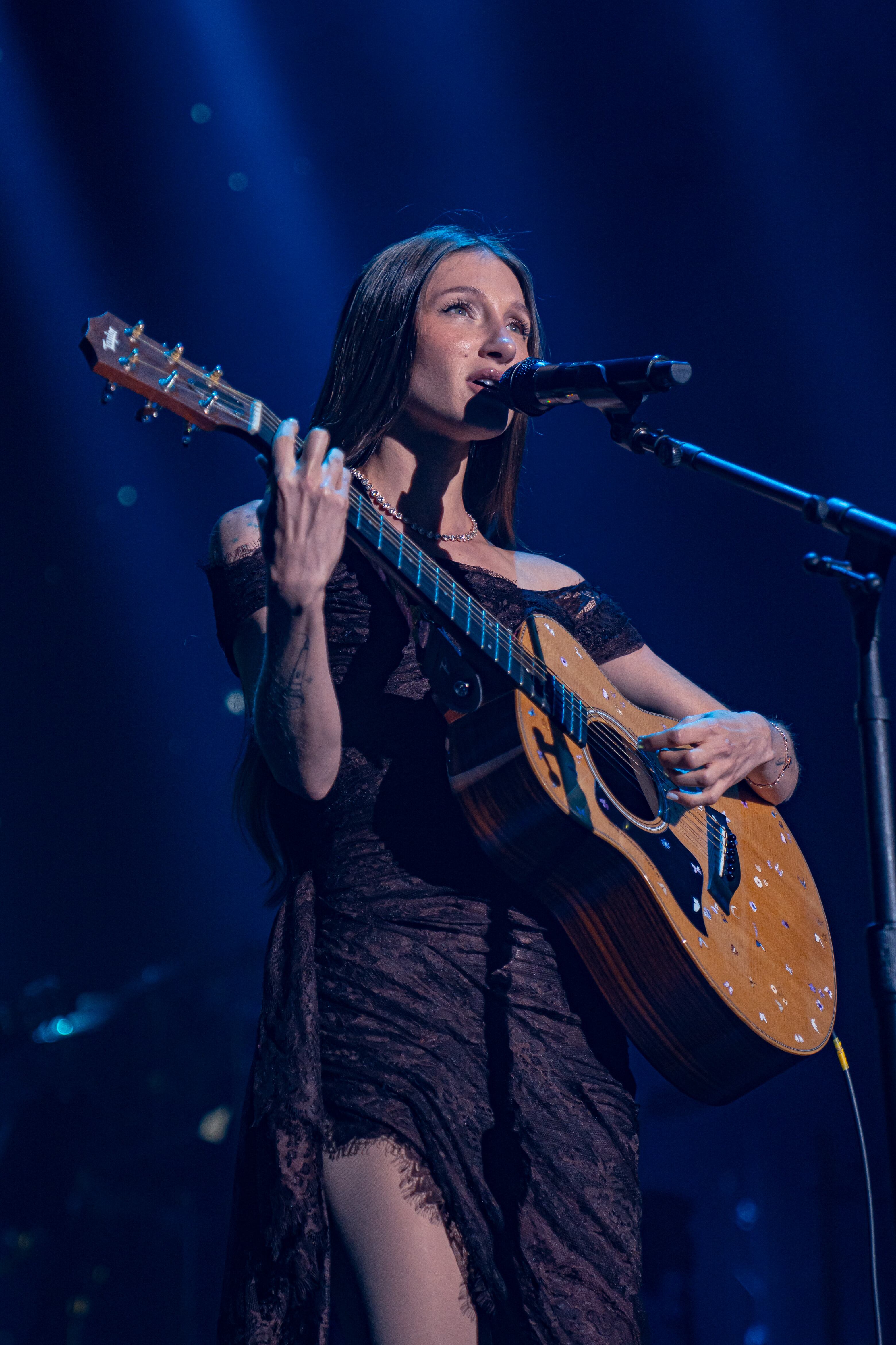 Yami Safdie regaló a los asistentes sus éxitos como 'En otra vida' y 'Querida yo', únicamente acompañada por su guitarra.