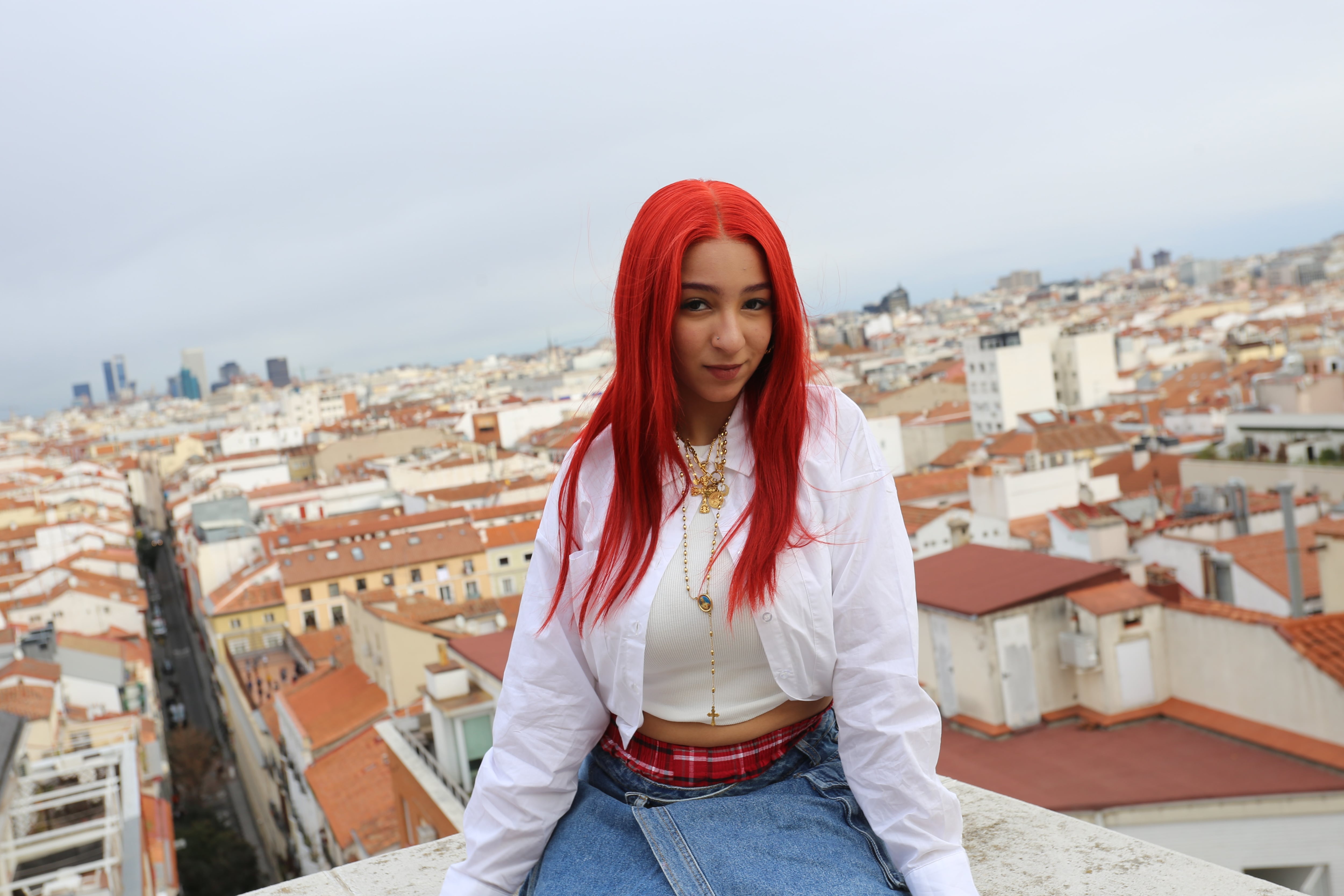 De La Rose estuvo en LOS40 para hablarnos de su más reciente colabo con Quevedo: Amaneció y de todos los proyectos que tiene para el año que entra. Sobre el germen de su tema con el canario, llegó a declarar: "Pues él me había tirado, creo que por Instagram. Y ya yo le tenía un mensaje de antes. Le había dicho que me encantaba su voz y que esperaba algún día tener la dicha de colaborar".