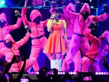 Natti Natasha impacta en su último concierto con su disfraz de ‘El juego del calamar’