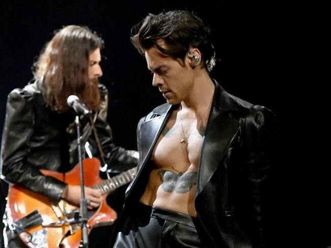 Harry Syles acabó descamisado en su actuación de los Premios Grammy 2021.