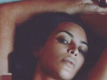 Kim Kardashian sorprende con provocativa foto en la cama