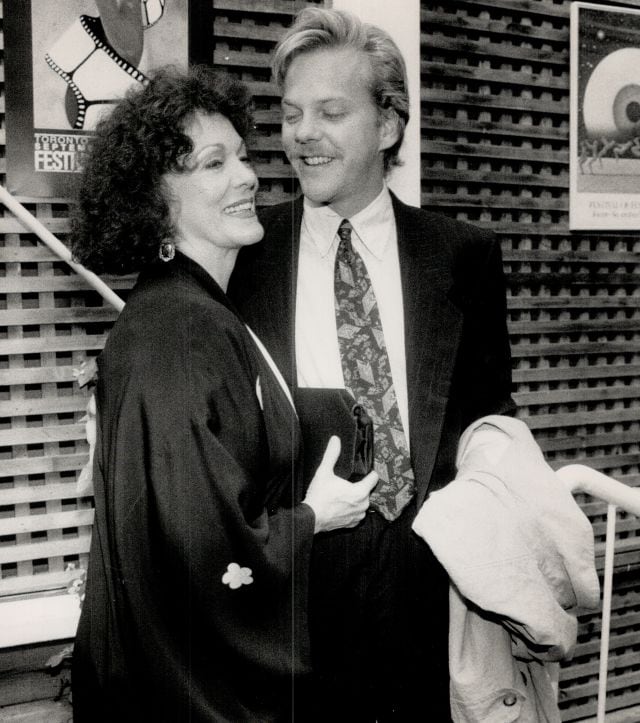 Shirley Douglas (i) y su hijo, el actor Kiefer Sutherland (d), en 1988