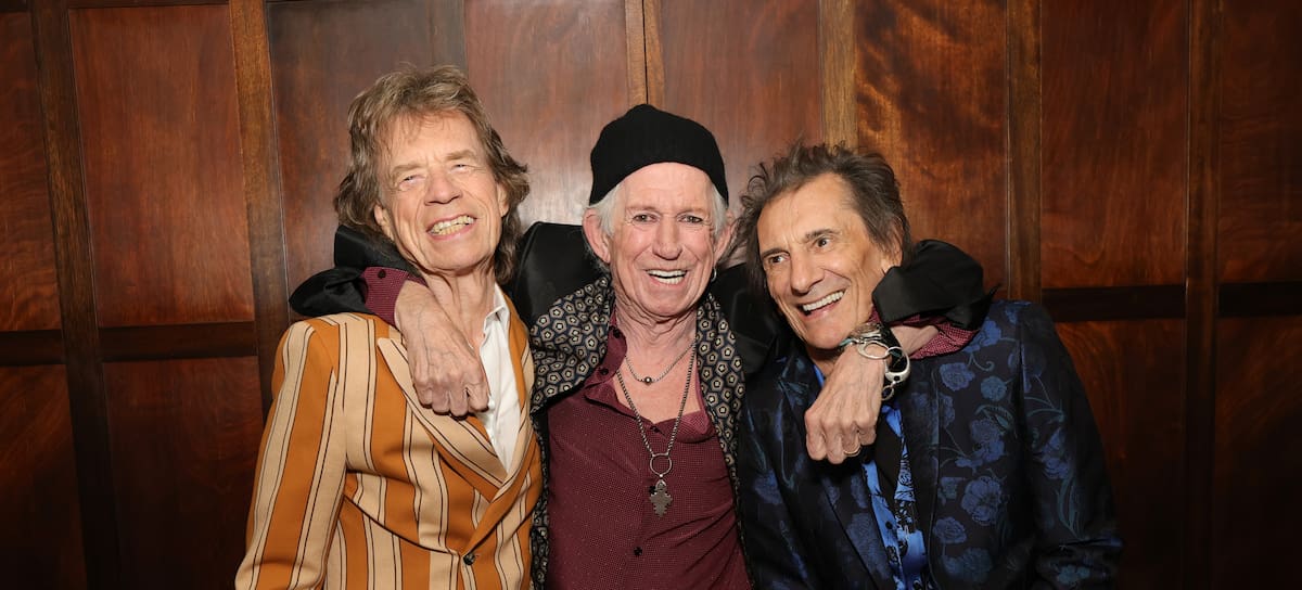 Mick Jagger, Keith Richards y Ronnie Wood posan entre bastidores durante el evento exclusivo de presentación del nuevo álbum de The Rolling Stones, 'Foreign Tongues', celebrado en Weylin el 5 de mayo de 2026 en Brooklyn, Nueva York.
