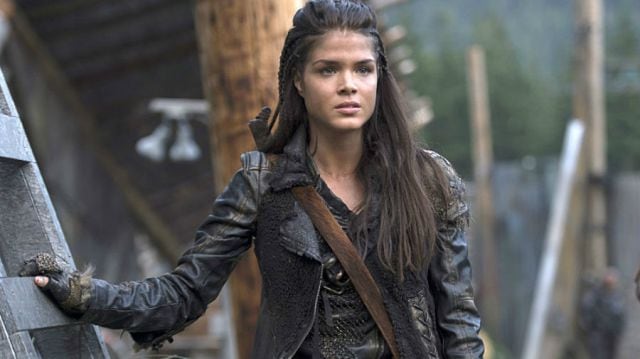 Marie Avgeropoulos podría ser una estupenda Scarlett.