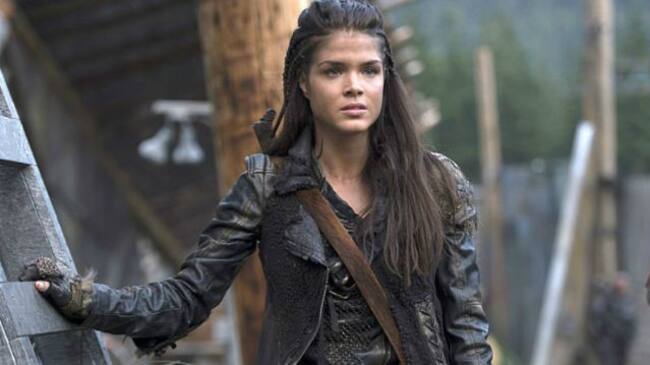 Marie Avgeropoulos podría ser una estupenda Scarlett.