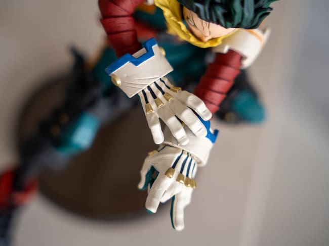 Esta figura de Deku de My Hero Academia de Banpresto pide espacio en tu estantería.