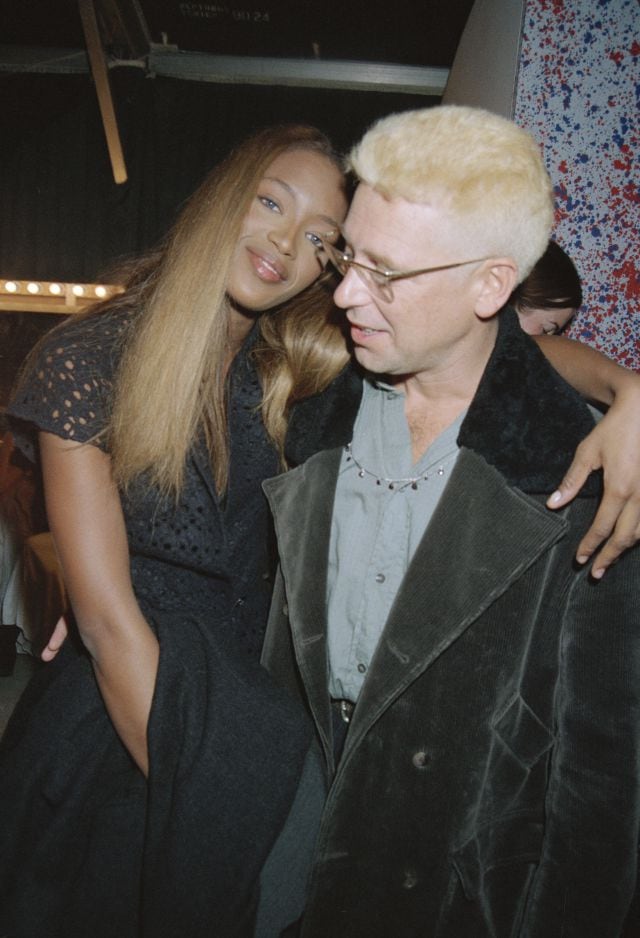 Naomi Campbell con su novio, Adam Clayton, en la London Fashion Week en 1993.