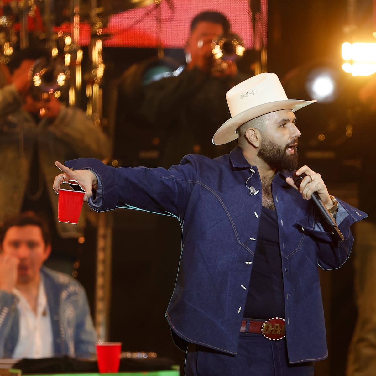 Carín León empieza su gira en Estados Unidos con un sold-out en Texas: así es su escenario y los invitados que han cantado con él
