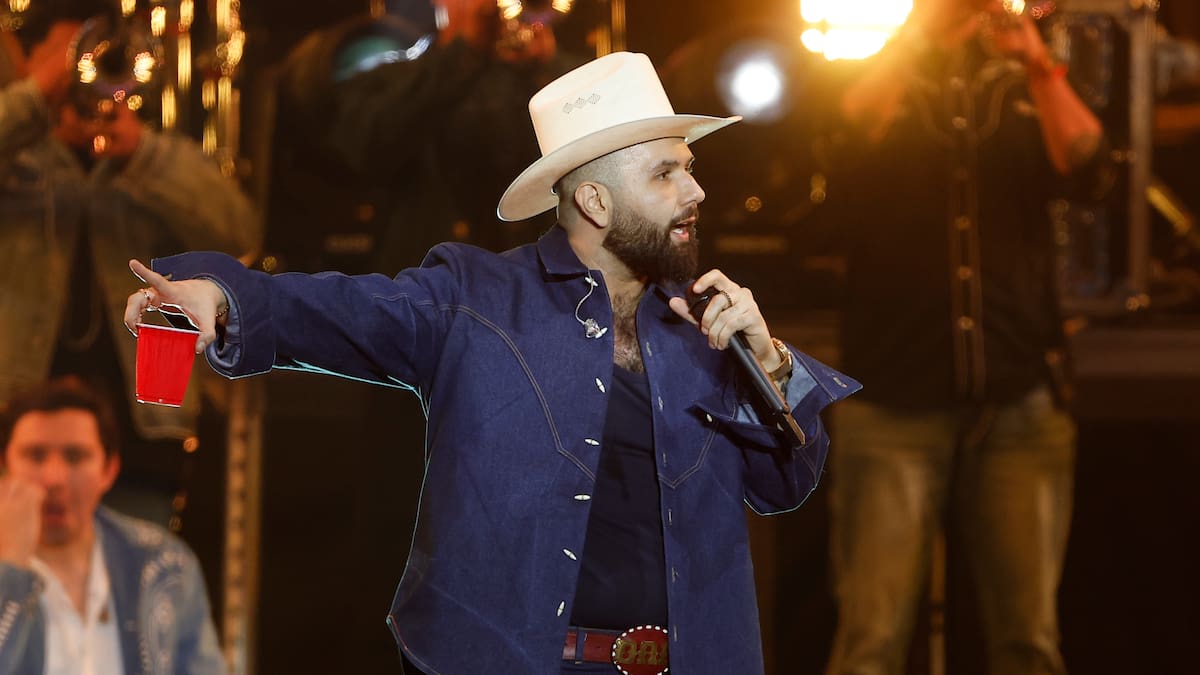 Carín León empieza su gira en Estados Unidos con un sold-out en Texas: así es su escenario y los invitados que han cantado con él