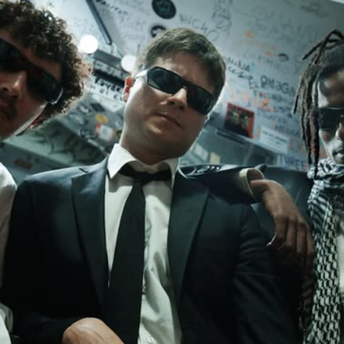 Crítica de 'Estrellas del Rap Nacional': tres chavales diciendo cosas muy serias mientras parecen estar de coña todo el rato
