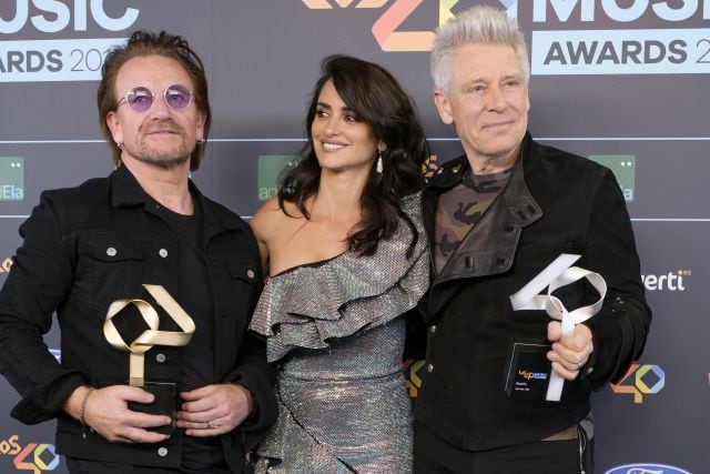 Bono, Penelope Cruz y Adam Clayton, en los 40 Music Awards en 2017.