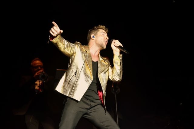 David Bisbal con una chupa dorada diseñada por Pilar del Campo en su concierto de 20 aniversario.