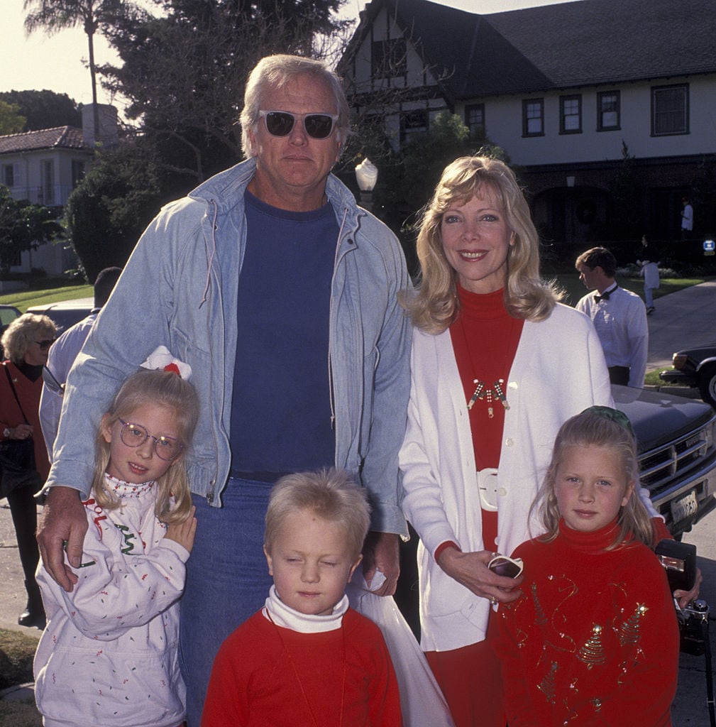 El actor Ron Ely posa junto a su esposa, Valerie Lundeen, y sus hijos (1992)