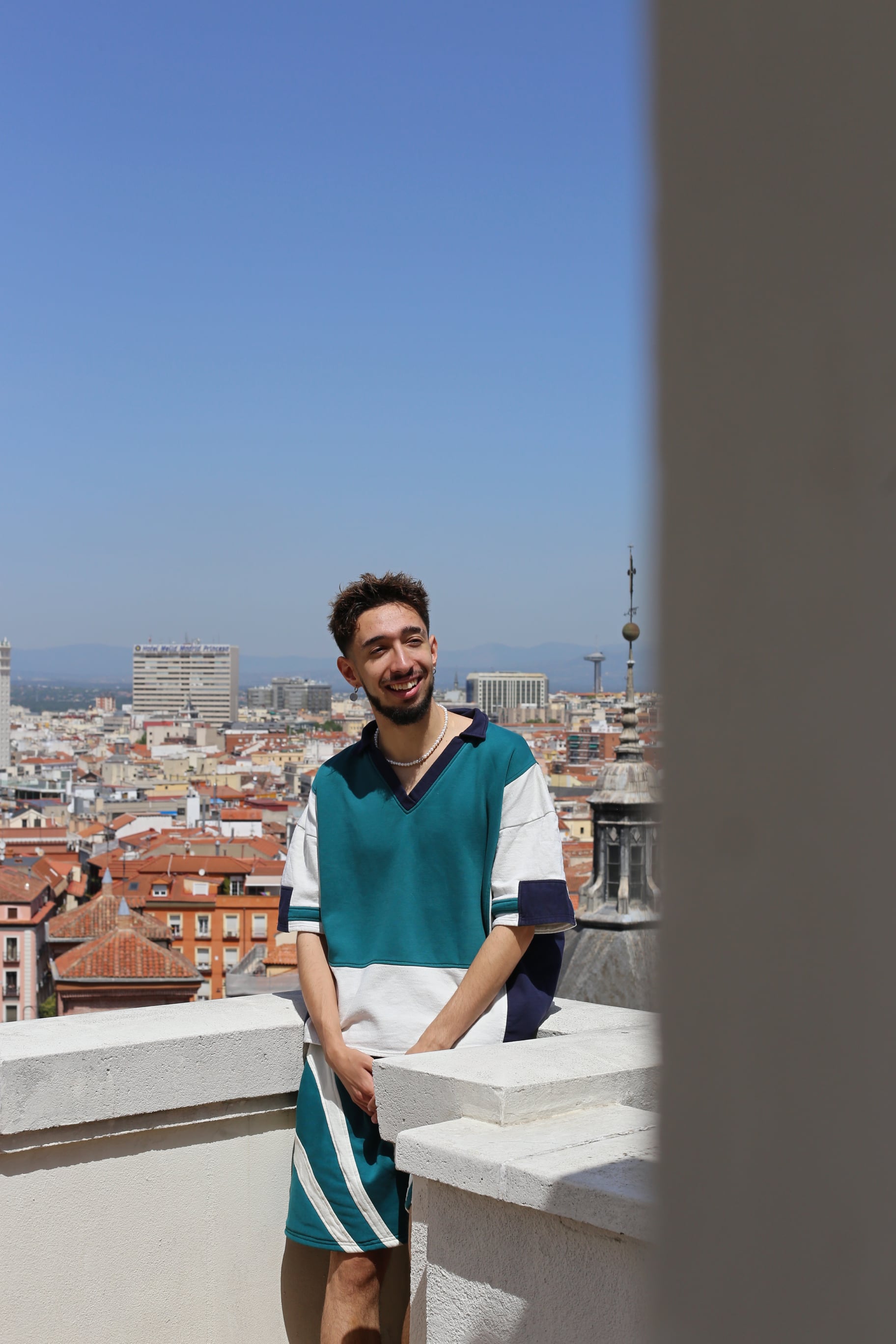 Paul Thin, en una de sus últimas visitas a LOS40. Sergio Figueiras capturó su esencia con esta sesión fotográfica con el skyline de Madrid de fondo.