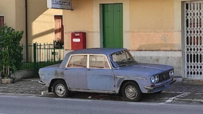 Auto en Italia ha estado estacionado en el mismo lugar por 47 años, ya es un monumento de la colonia