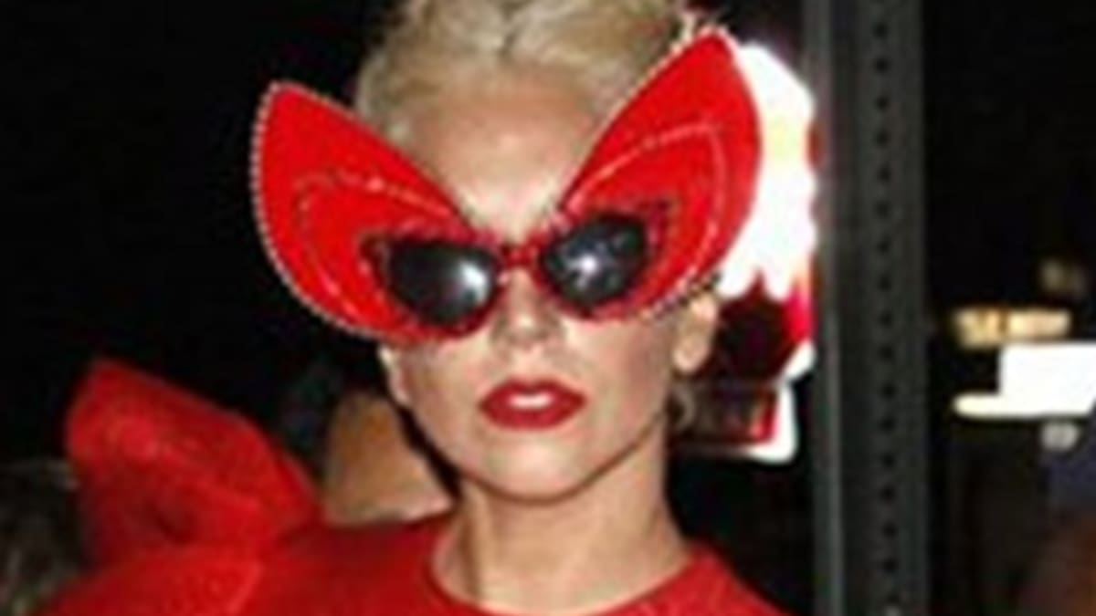 Lady Gaga luce sin querer su clit piercing