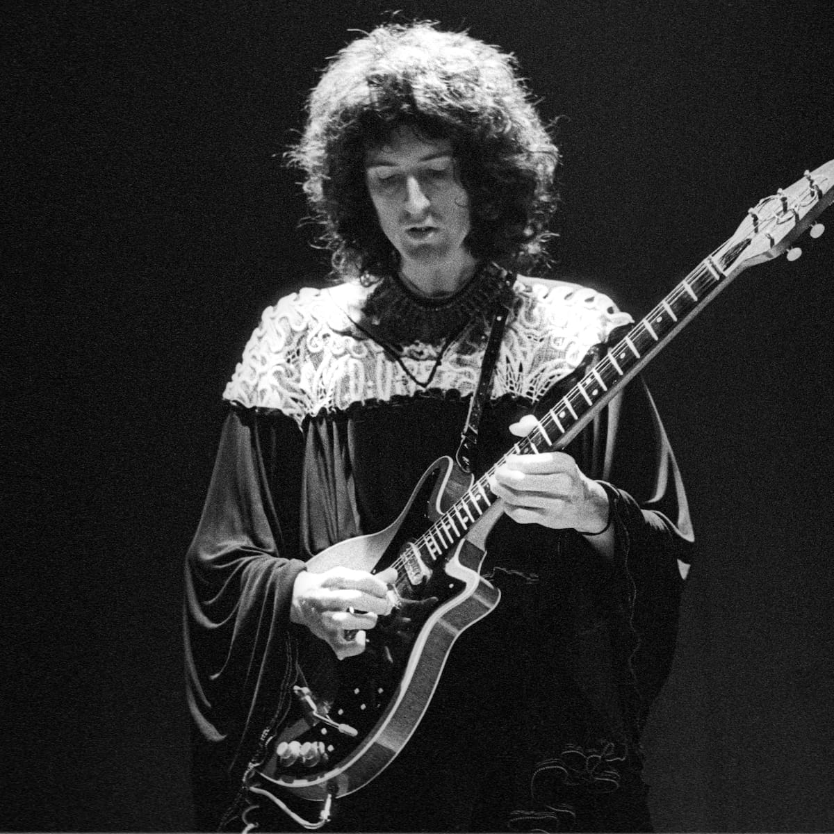 Brian May, deslumbrado por Jimi Hendrix, consiguió que tocara en el baile de estudiantes de su universidad… por 1000 libras