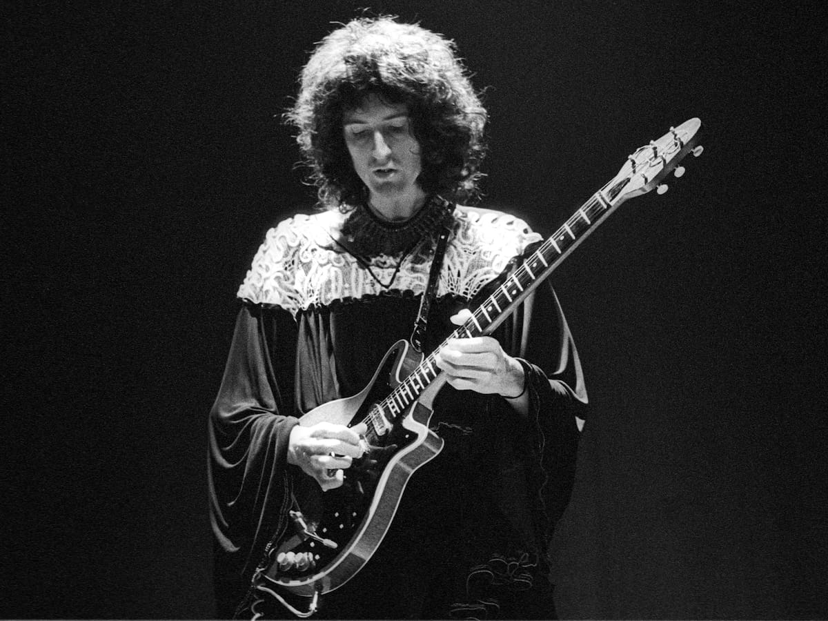 Brian May, deslumbrado por Jimi Hendrix, consiguió que tocara en el baile de estudiantes de su universidad… por 1000 libras