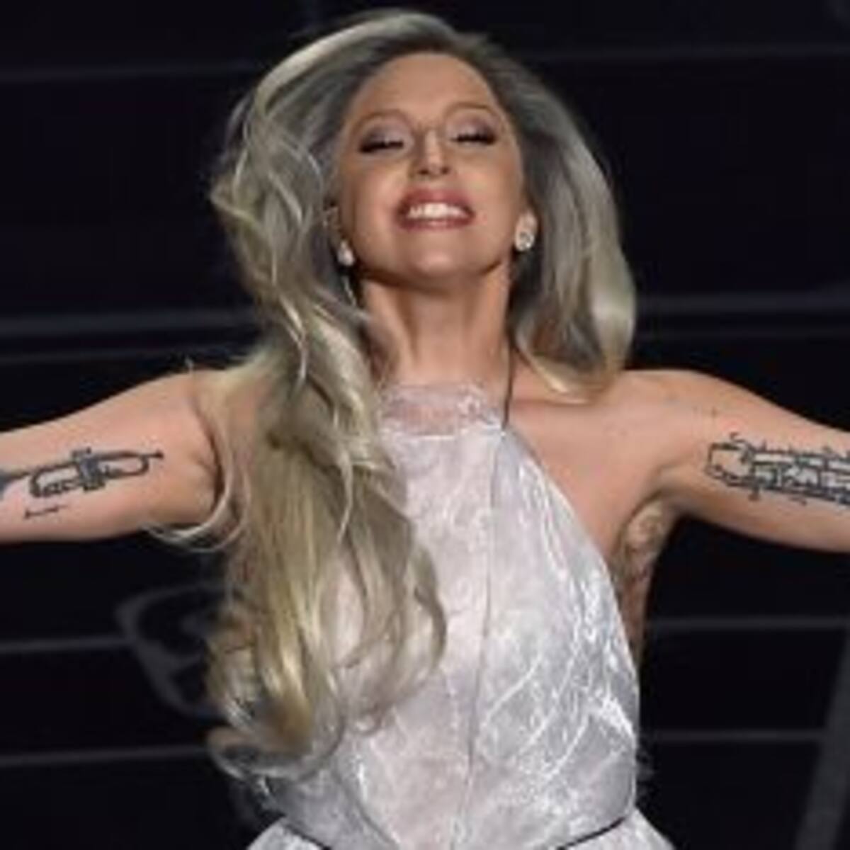 Lady Gaga muy cariñosa con su prometido en un evento