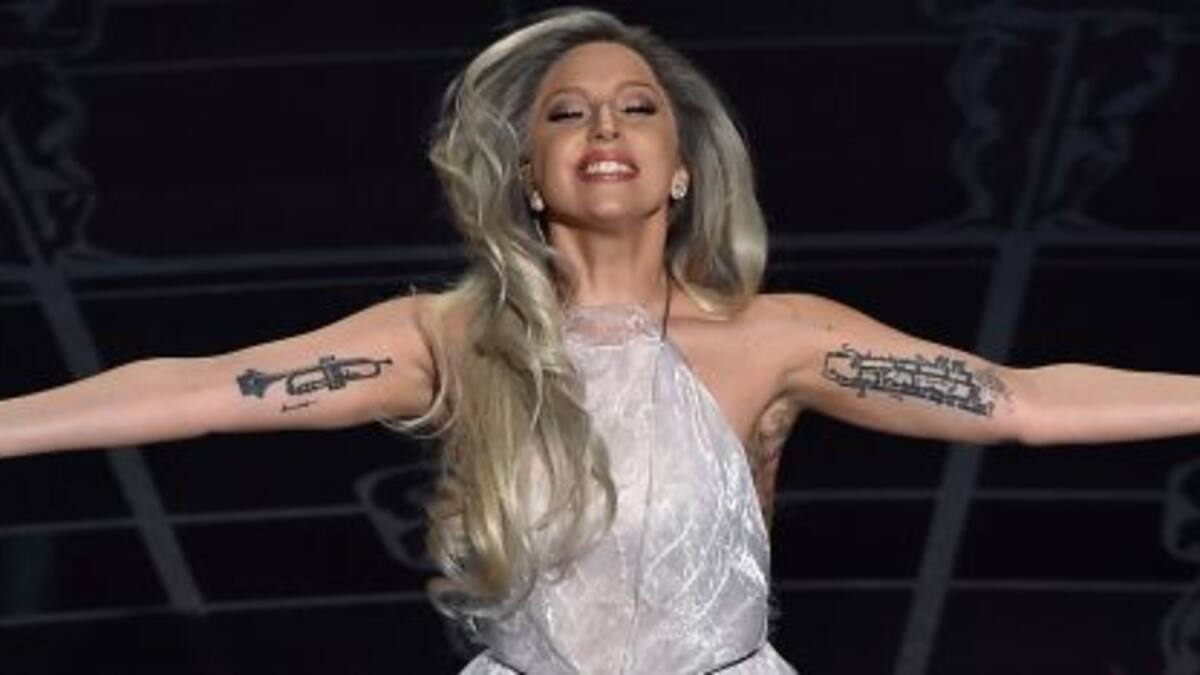 Lady Gaga muy cariñosa con su prometido en un evento