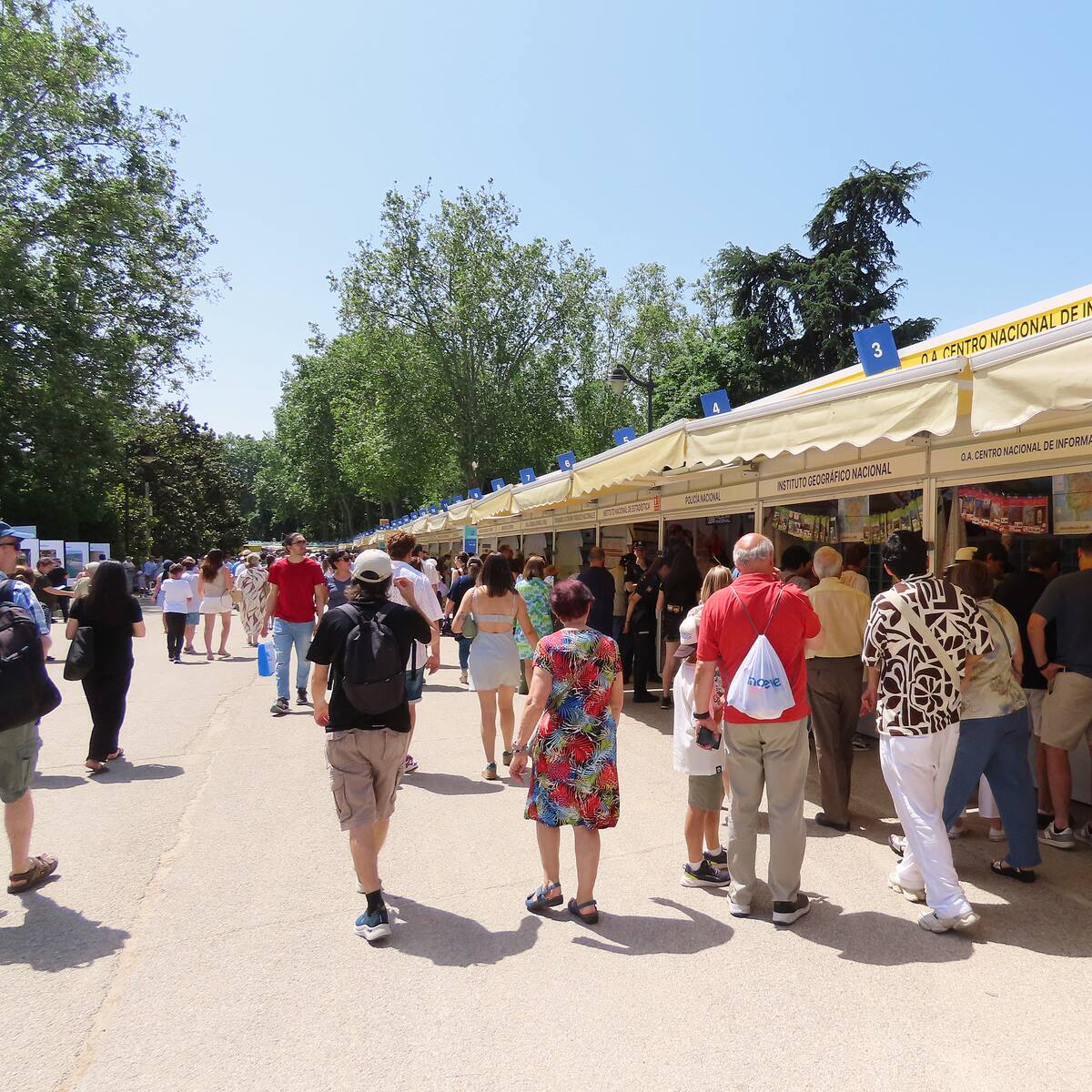 ¿Quién firma el martes 9 de junio, en la Feria del Libro 2026? Todos los autores y a qué hora estarán en el Retiro