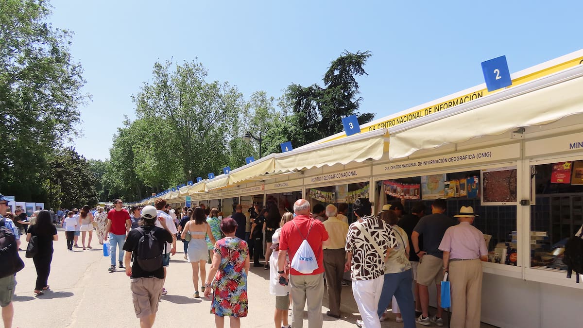 ¿Quién firma hoy, martes 9 de junio, en la Feria del Libro 2026? Todos los autores y a qué hora estarán en el Retiro