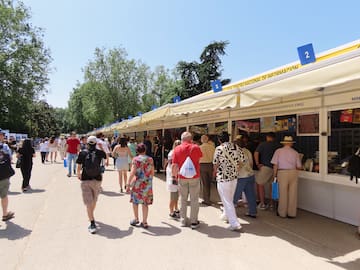 ¿Quién firma hoy, martes 9 de junio, en la Feria del Libro 2026? Todos los autores y a qué hora estarán en el Retiro