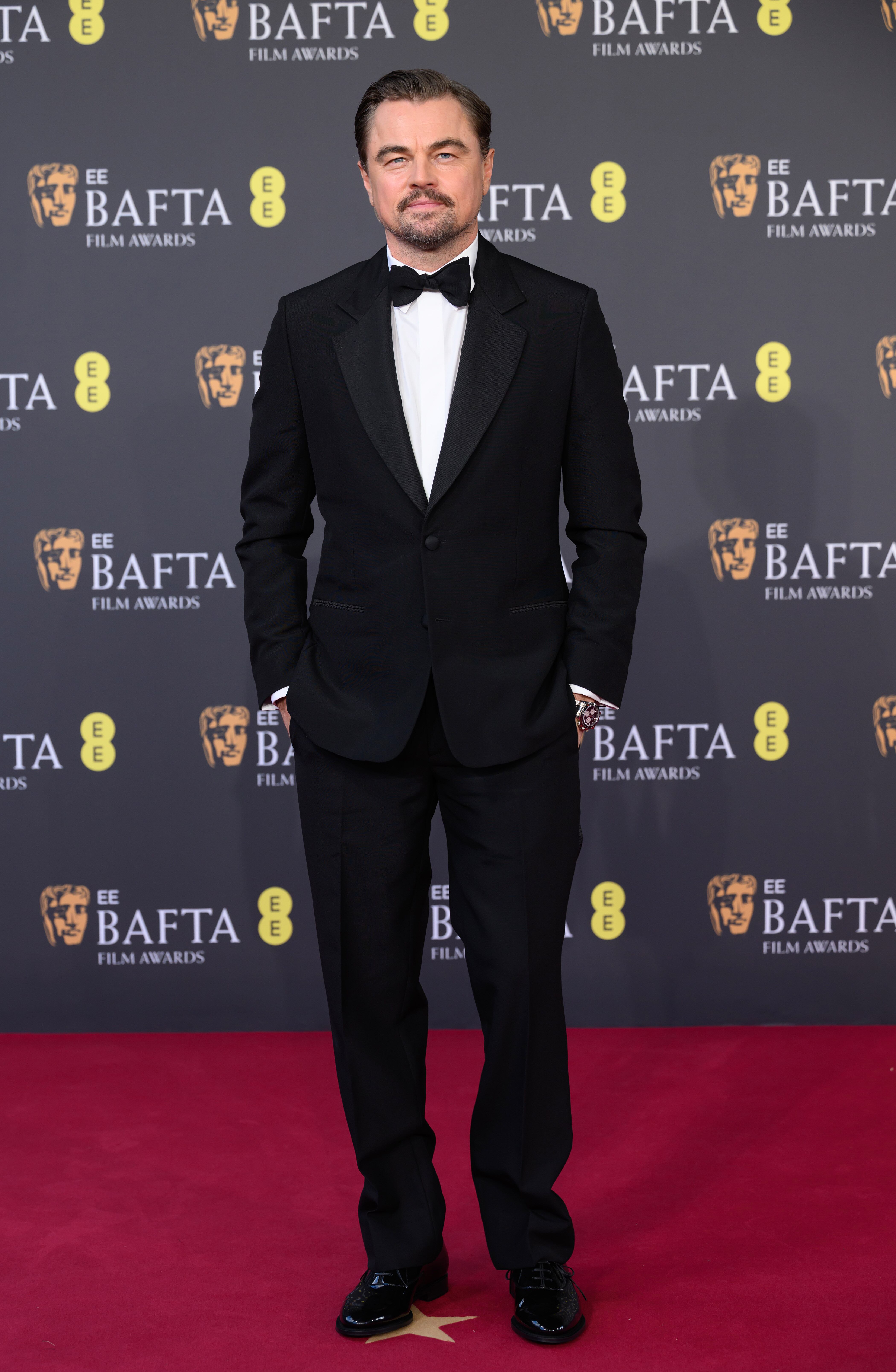 Elegante como siempre con su traje de Dior con pajarita para asistir a los BAFTA 2026. Continua la temporada de premios de cine que nos dejan auténticos escaparates de tendencias.