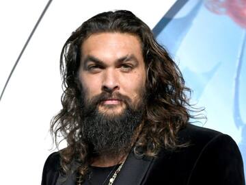 CRÍTICAS A JASON MOMOA POR NO LUCIR ABDOMINALES EN LA PLAYA