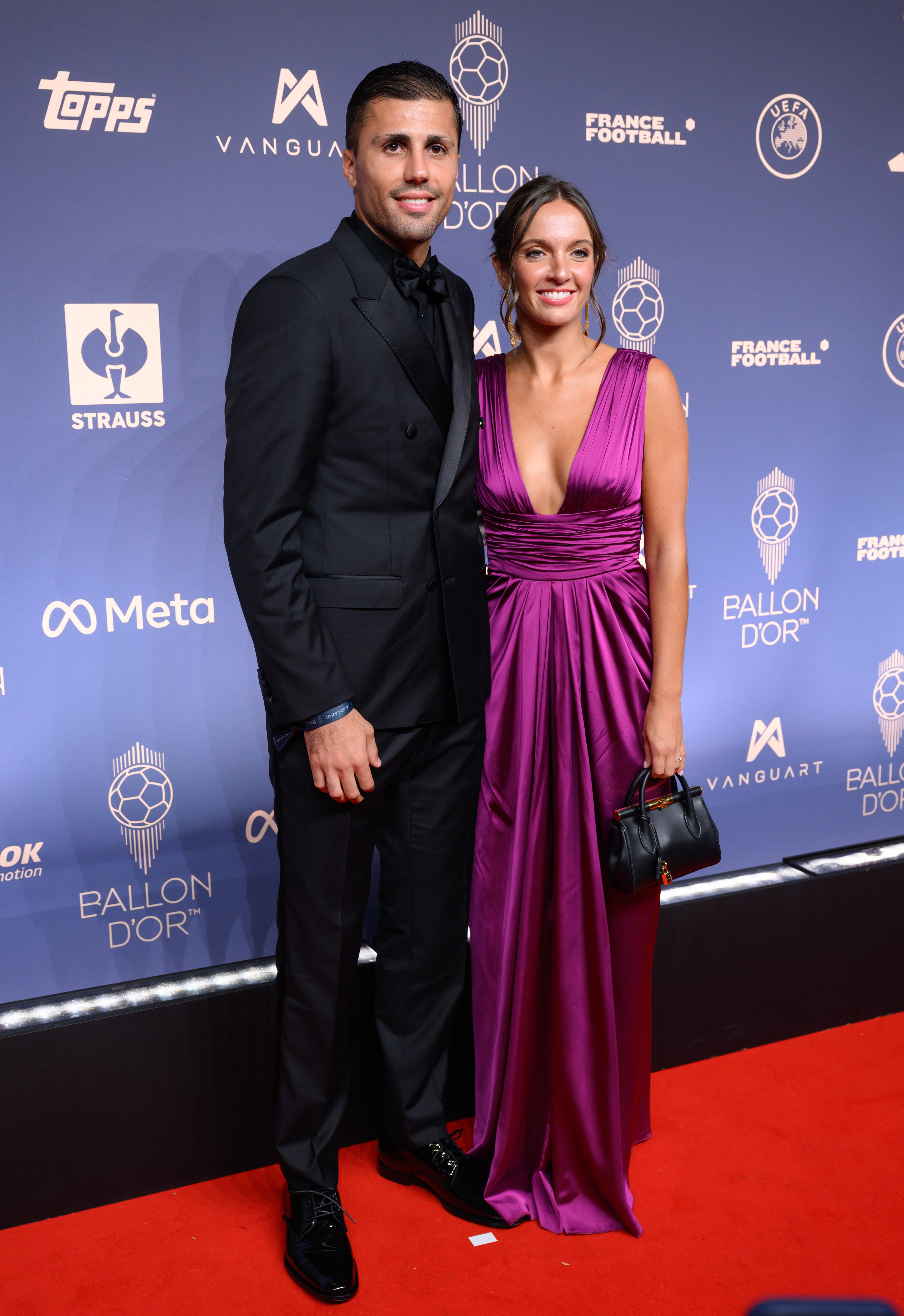 Rodri y Laura Iglesias posan a su llegada a la 70ª edición del Balón de Oro.