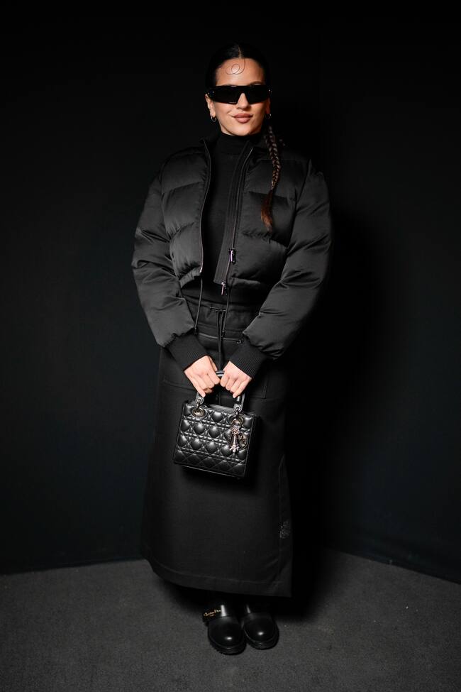 Con falda chandalera, un plumífero cortísimo y botas de estilo militar. Así apareció Rosalía en el desfile de Dior. Las gafas, que no se quitó ni en el photocall, y el bolso eran de Dior, como no podía ser de otra manera. Y ha generado debat3e entre los que creen que no vistió a la altura, esperaban más y los que creen que pocas influencers son tan recordadas por su Street style como ella.