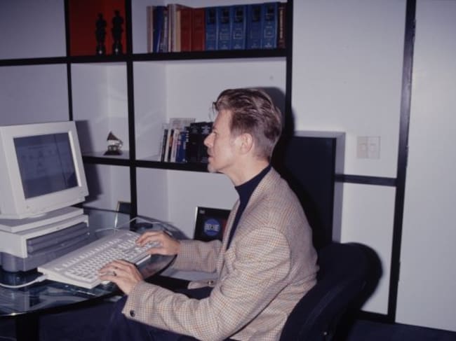 David Bowie, delante de un ordenador en 1994.