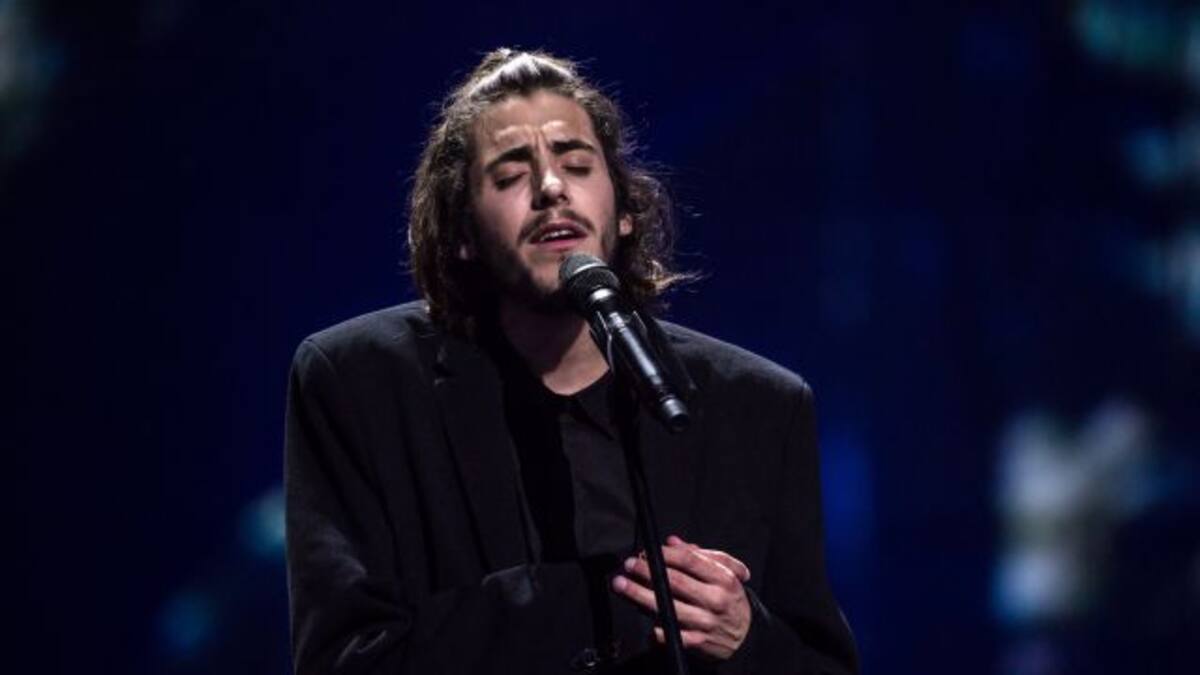Salvador Sobral, ganador de Eurovisión, con las víctimas de Portugal