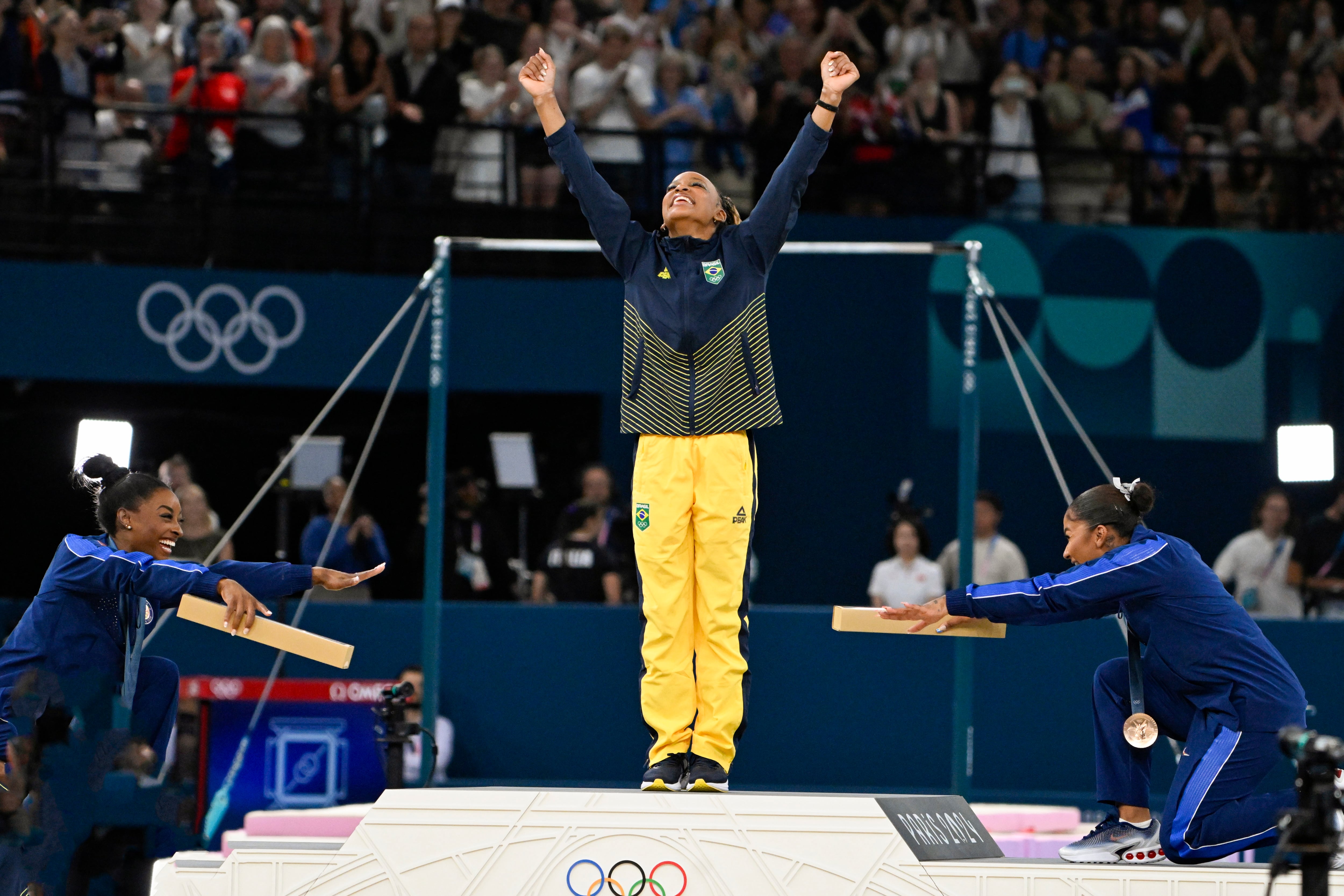 Simone Biles y Jordan Chiles, rendidas ante Rebeca Andrade en los Juegos Olímpicos de París 2024.