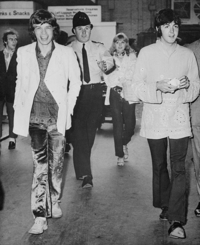 Mick Jagger y Paul McCartney, caminando juntos hacia una escucha musical en 1967.