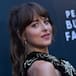 DAKOTA JOHNSON SE HACE UN 'ARREGLITO' E INTERNET ARDE