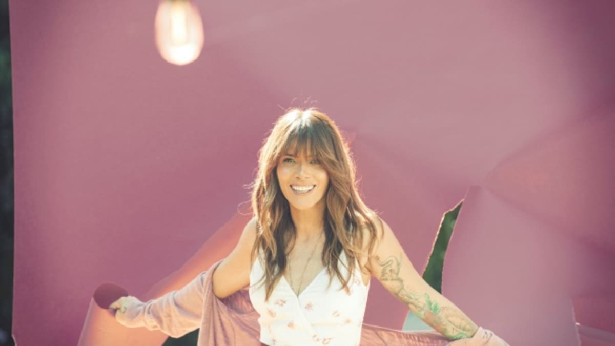 Kany Garcia sorprende con concierto acústico