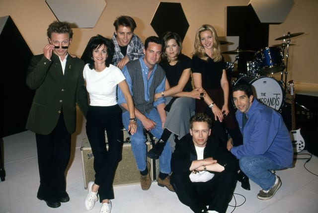 El cast de &#039;Friends&#039; junto con The Rembrandts, el grupo de su banda sonora.