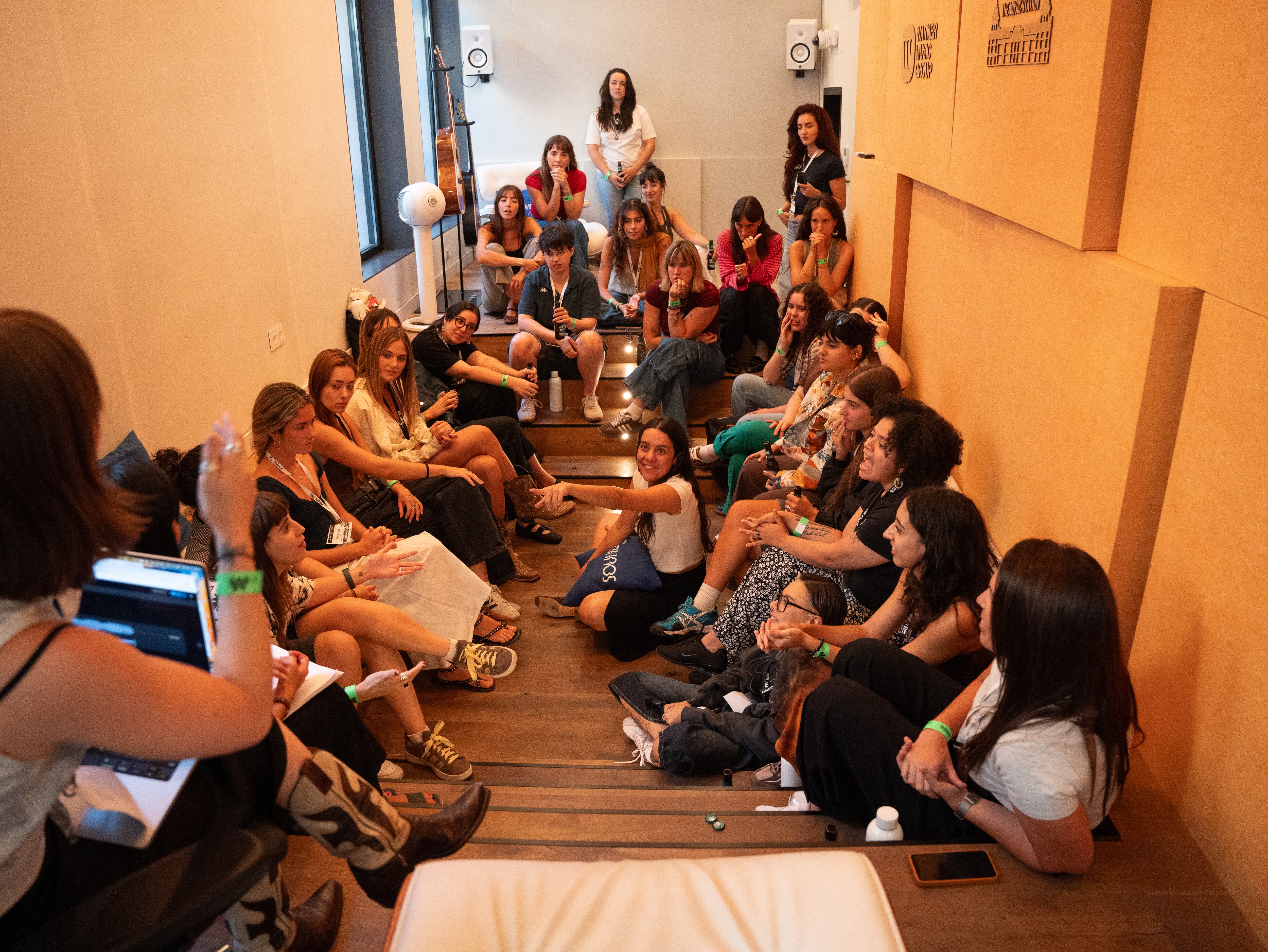 Valeria Castro, con las ganadoras de We Make Sessions 2026.