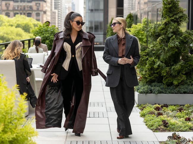 Una escena de 'American Horror Story: Delicate' con Kim Kardashian como Siobhan Corbyn y Emma Roberts como Anna Victoria Alcott. / Eric Liebowitz/FX.