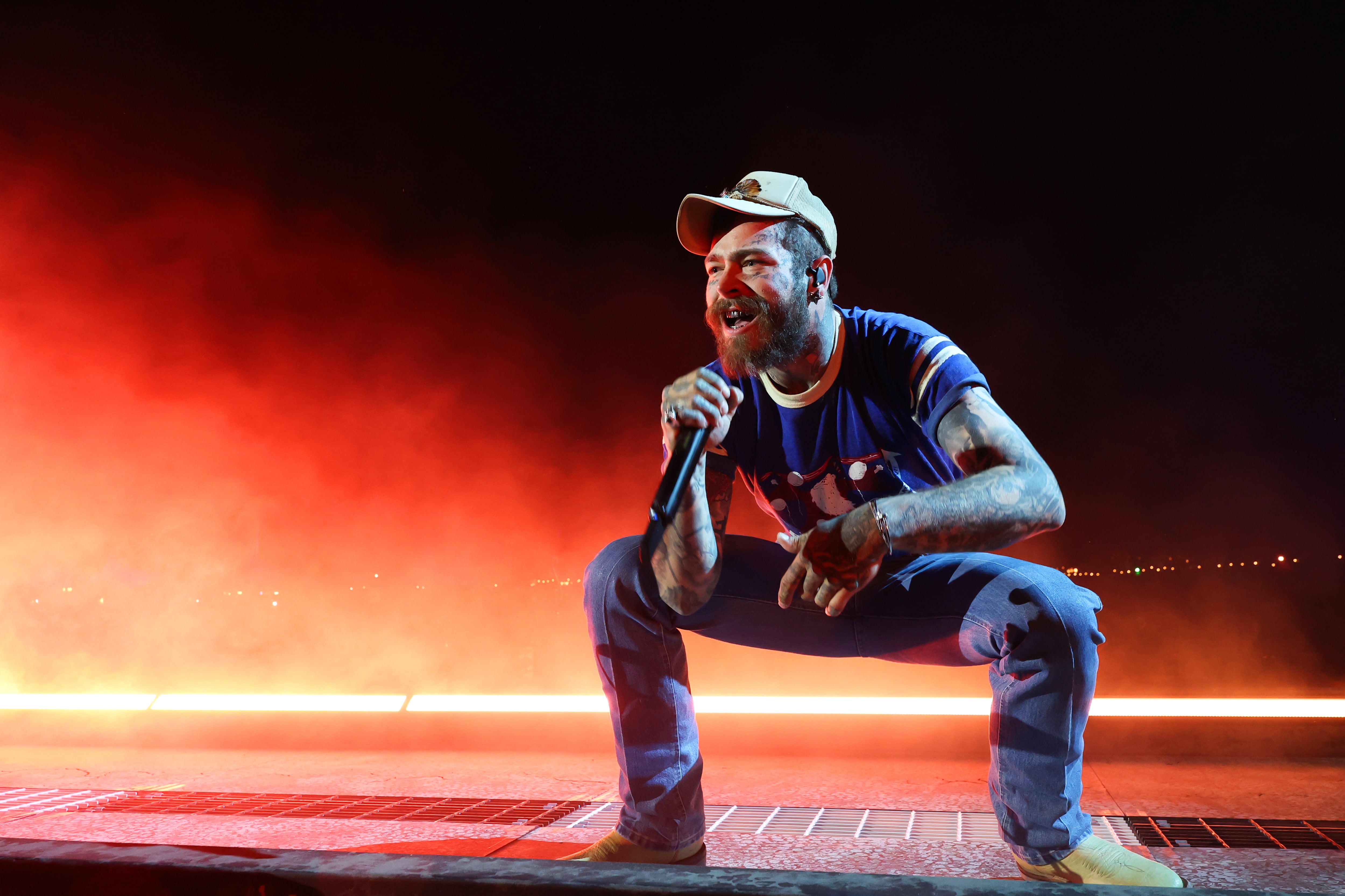 Post Malone se marcó su propio road trip en el escenario sobre el que cantó, fumó y bebió mientras agradecía al público su acogida a un repertorio basado en el country, pero ene l que no faltaron temas más rockeros como ‘Rockstar’ o ‘Better Now’.