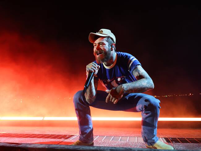 Post Malone se marcó su propio road trip en el escenario sobre el que cantó, fumó y bebió mientras agradecía al público su acogida a un repertorio basado en el country, pero ene l que no faltaron temas más rockeros como ‘Rockstar’ o ‘Better Now’.